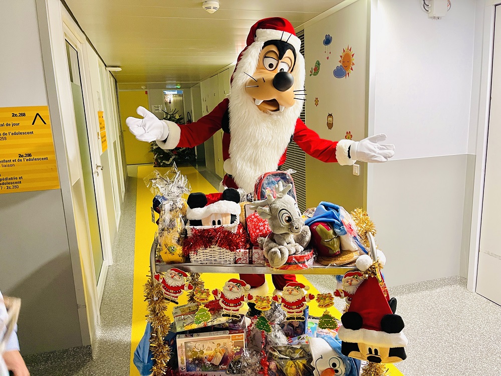 DISNEYLAND PARIS BRINGS THE CHRISTMAS MAGIC TO CHILDREN’S HOSPITALS