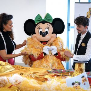 Chantons Noël ! : Sophie et Steve, modélistes-tailleurs, nous parlent de la touche de magie en plus du costume de Minnie