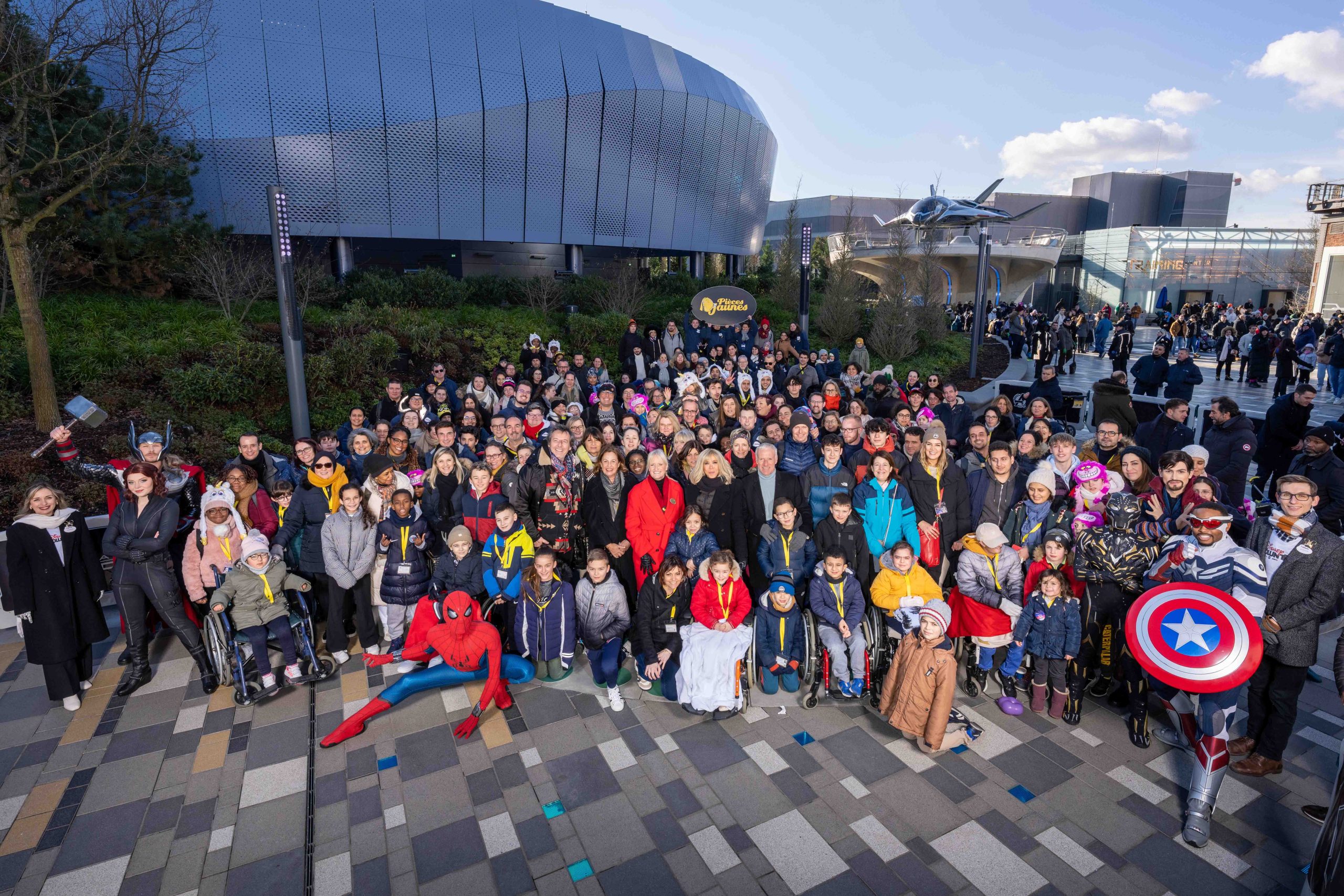 CENTINAIA DI GIOVANI SUPEREROI RICOVERATI INVITATI A DISNEYLAND PARIS NELL'AMBITO DELLA CAMPAGNA PIÈCES JAUNES