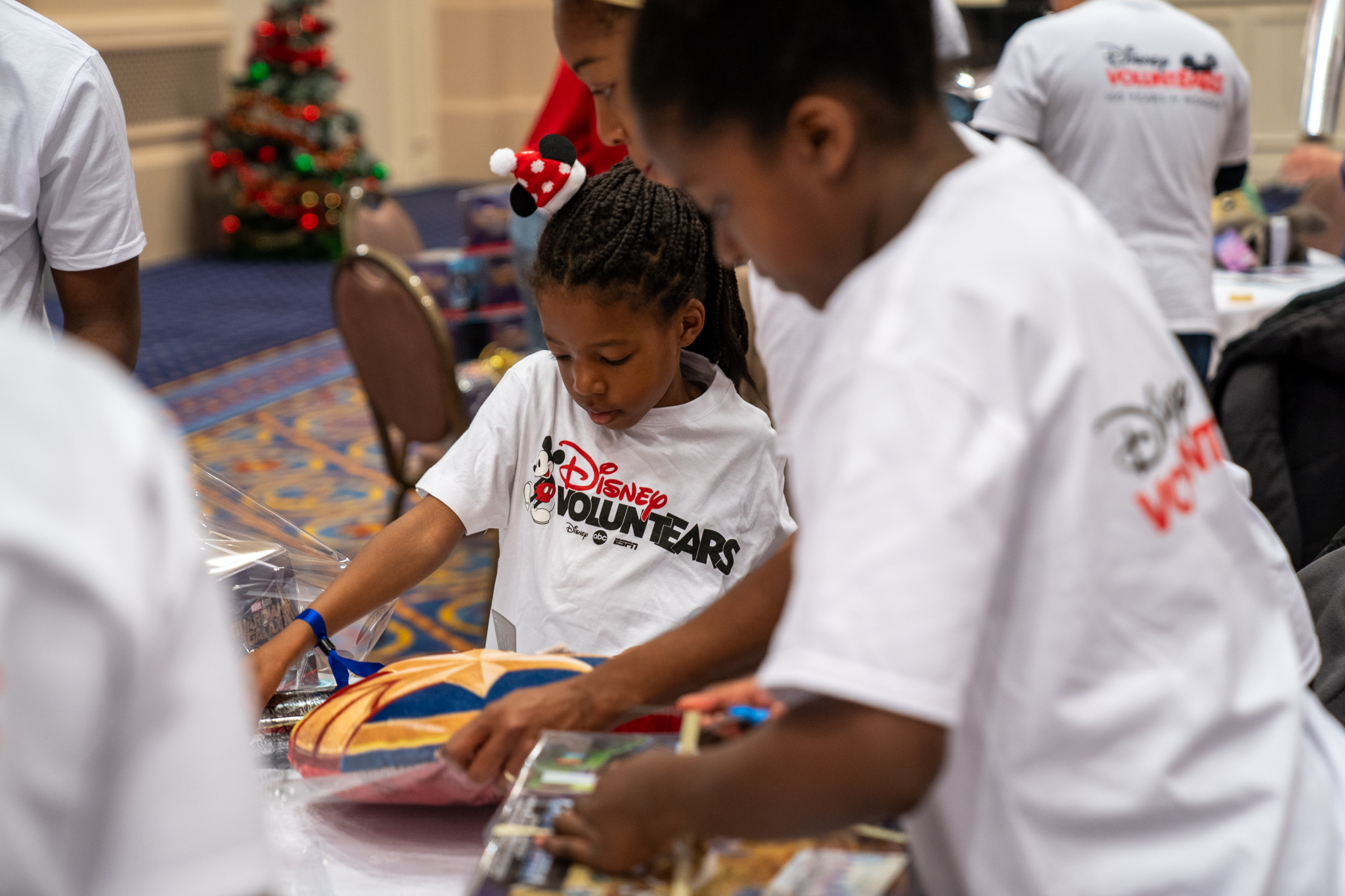 LES DISNEY VOLUNTEARS EMBALLENT des milliers de cadeaux DE NOËL RÉCOLTÉS POUR LES ENFANTS HÔSPITALISÉS