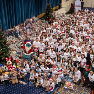 Les Disney VoluntEARS apportent la magie de Noël aux enfants hospitalisés