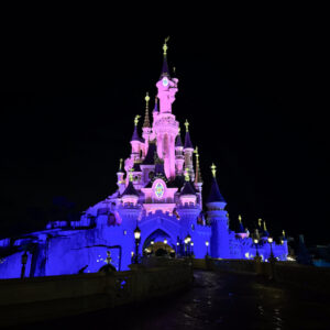 Le Château de la Belle au Bois Dormant enfile une nouvelle robe lumineuse à la nuit tombée