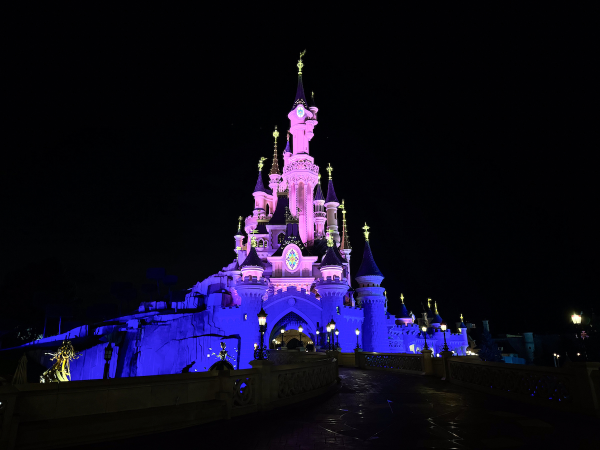 Le Château de la Belle au Bois Dormant enfile une nouvelle robe lumineuse à la nuit tombée