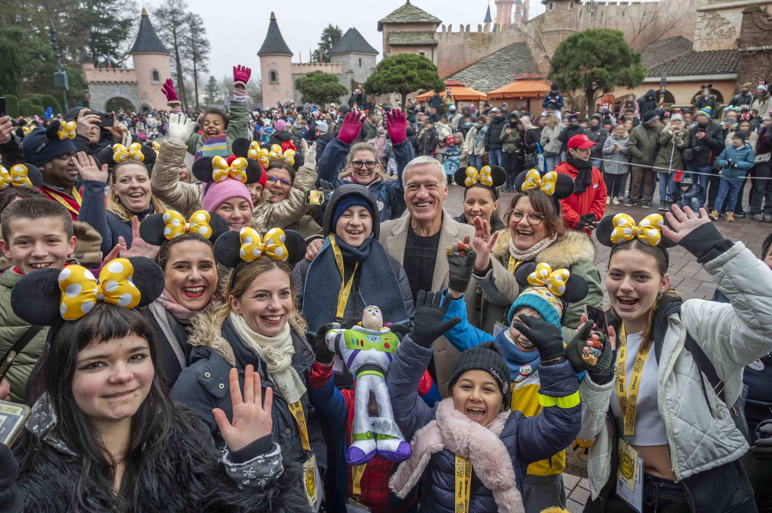 300 HOSPITALIZED CHILDREN INVITED TO DISNEYLAND PARIS FOR PIECES JAUNES 