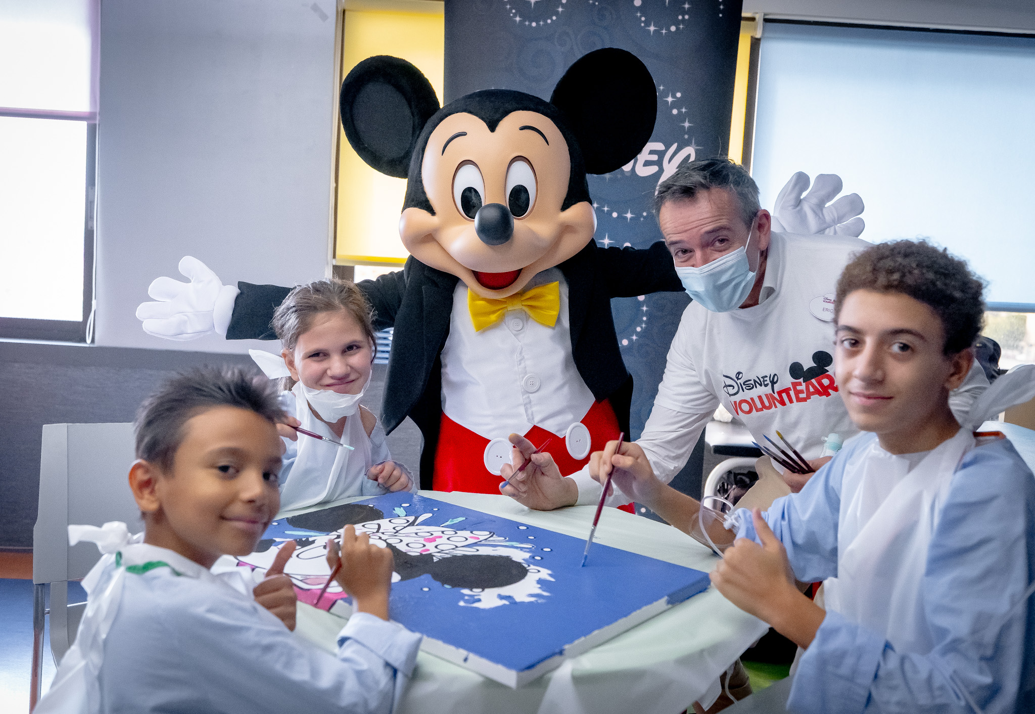 De Marseille à Madrid, Mickey visite les enfants hospitalisés
