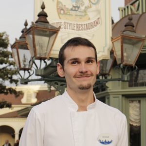 Cast Behind the Magic : rencontre avec Maxime Venier, employé de restauration