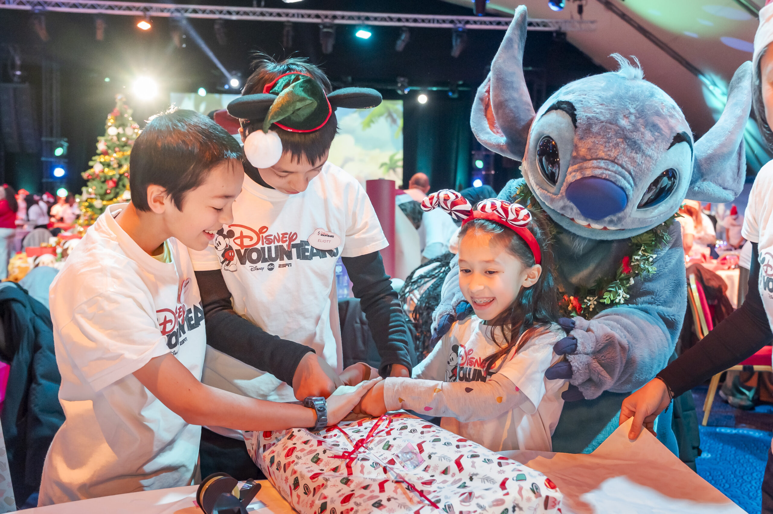 LES DISNEY VOLUNTEARS EMBALLENT des milliers de cadeaux DE NOËL RÉCOLTÉS POUR LES ENFANTS HÔSPITALISÉS