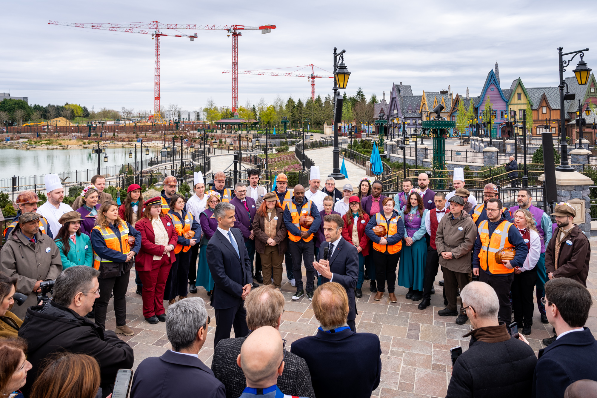 Disneyland Paris confirme sa place de première destination touristique d’Europe et son rôle clé pour l’attractivité de la France lors de la visite du Président de la République Emmanuel Macron