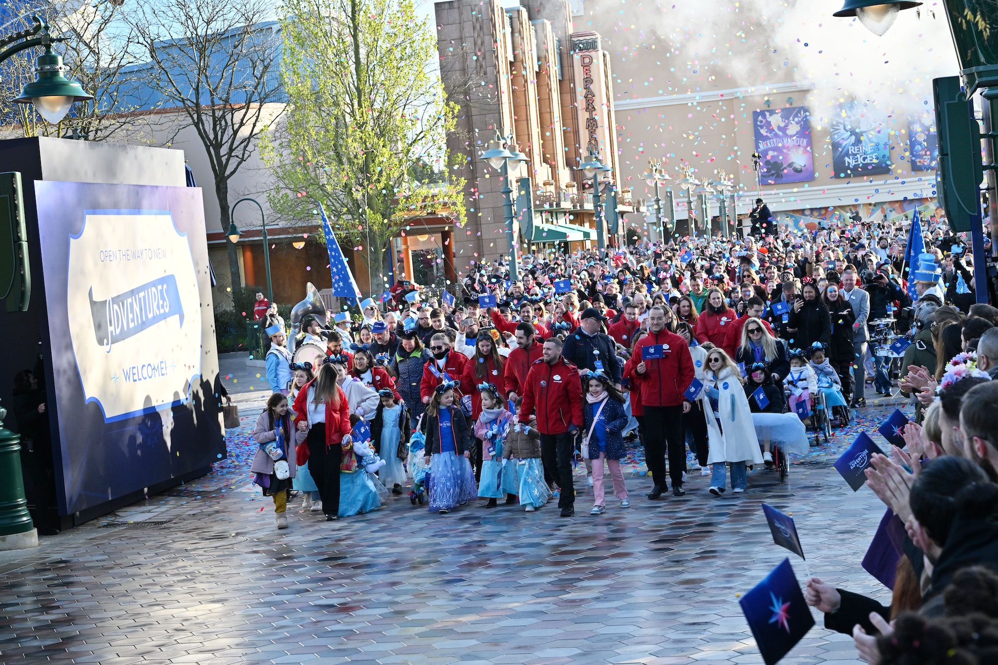 This morning, Disney Adventure World, the reimagined second park of Disneyland® Paris, officially welcomed its first guests, eager to discover World of Frozen and many other new experiences!