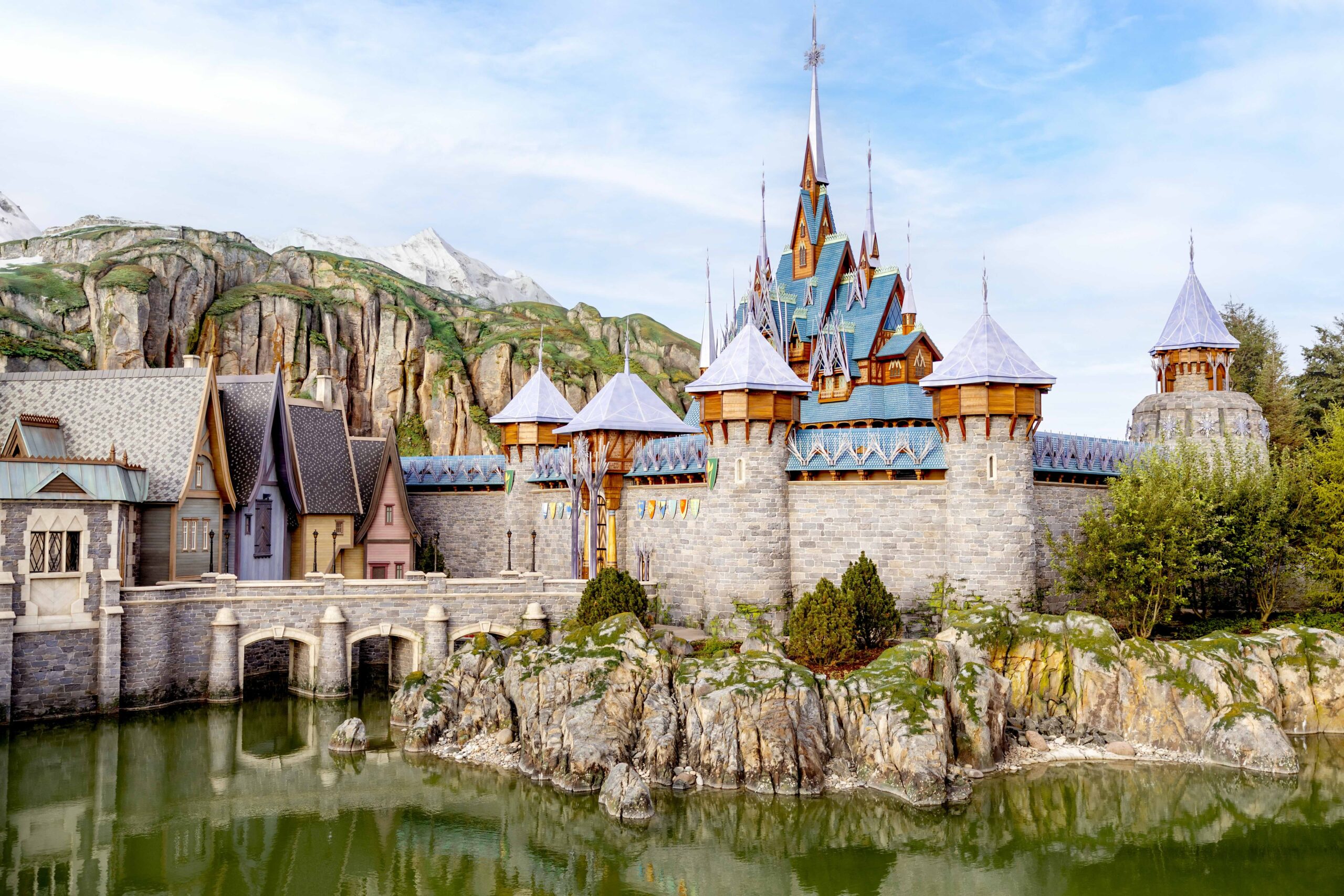 Walt Disney Imagineering Paris et UK Loco Ltd donnent forme au Château d’Arendelle à Disney Adventure World