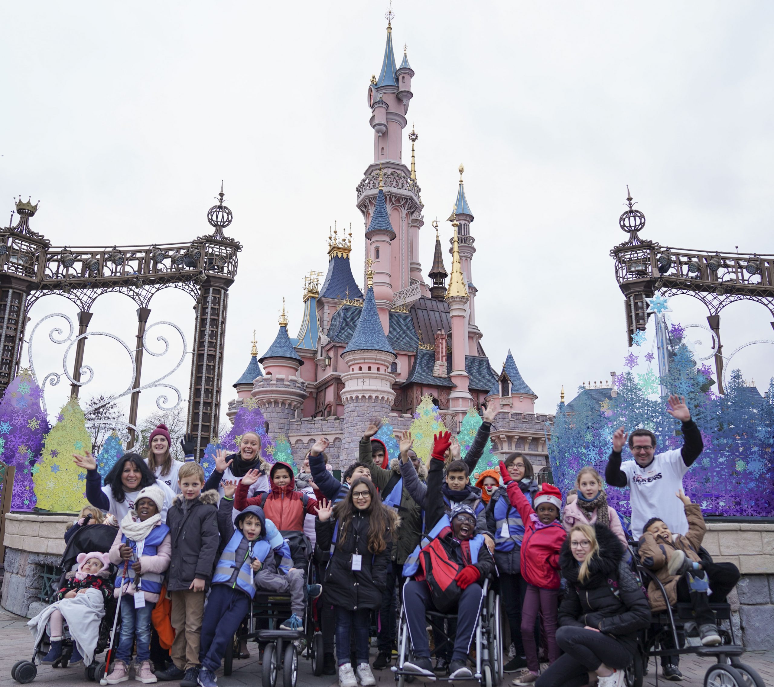 Disneyland Paris accueille des enfants de l’association Pêcheur de lune pour vivre la magie du Noël Enchanté Disney