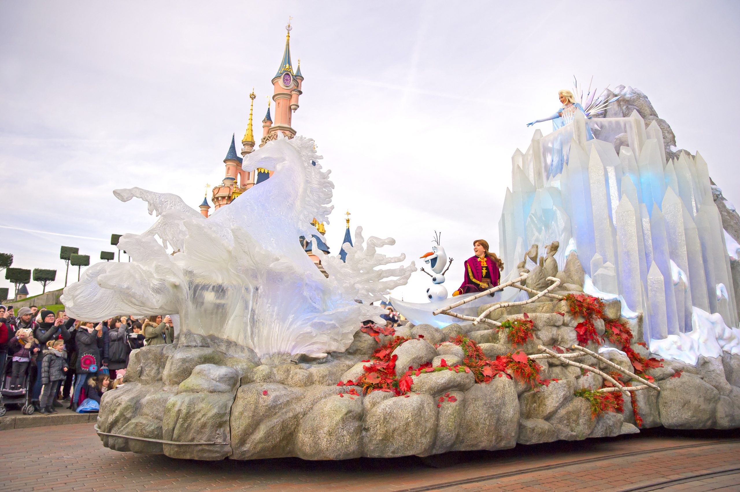 La Reine des Neiges prend vie à Disneyland® Paris jusqu’au 3 mai 2020 !