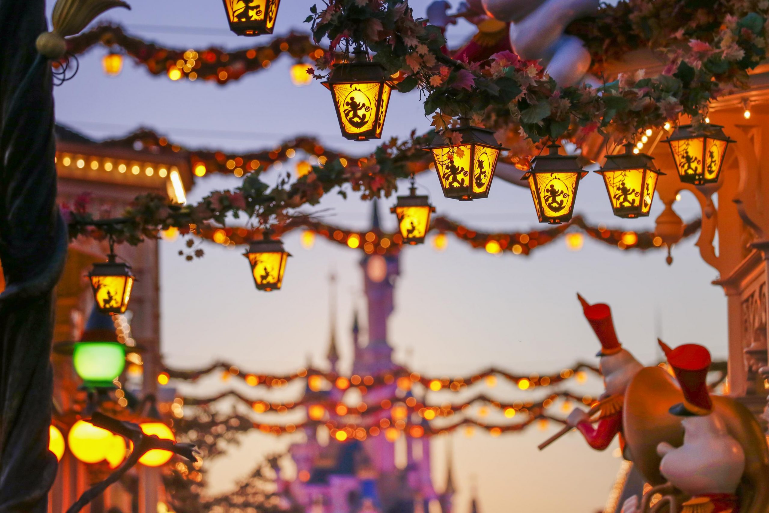Les saisons Halloween et Noël se préparent à Disneyland Paris et de nouveaux contenus digitaux prolongent la magie à la maison