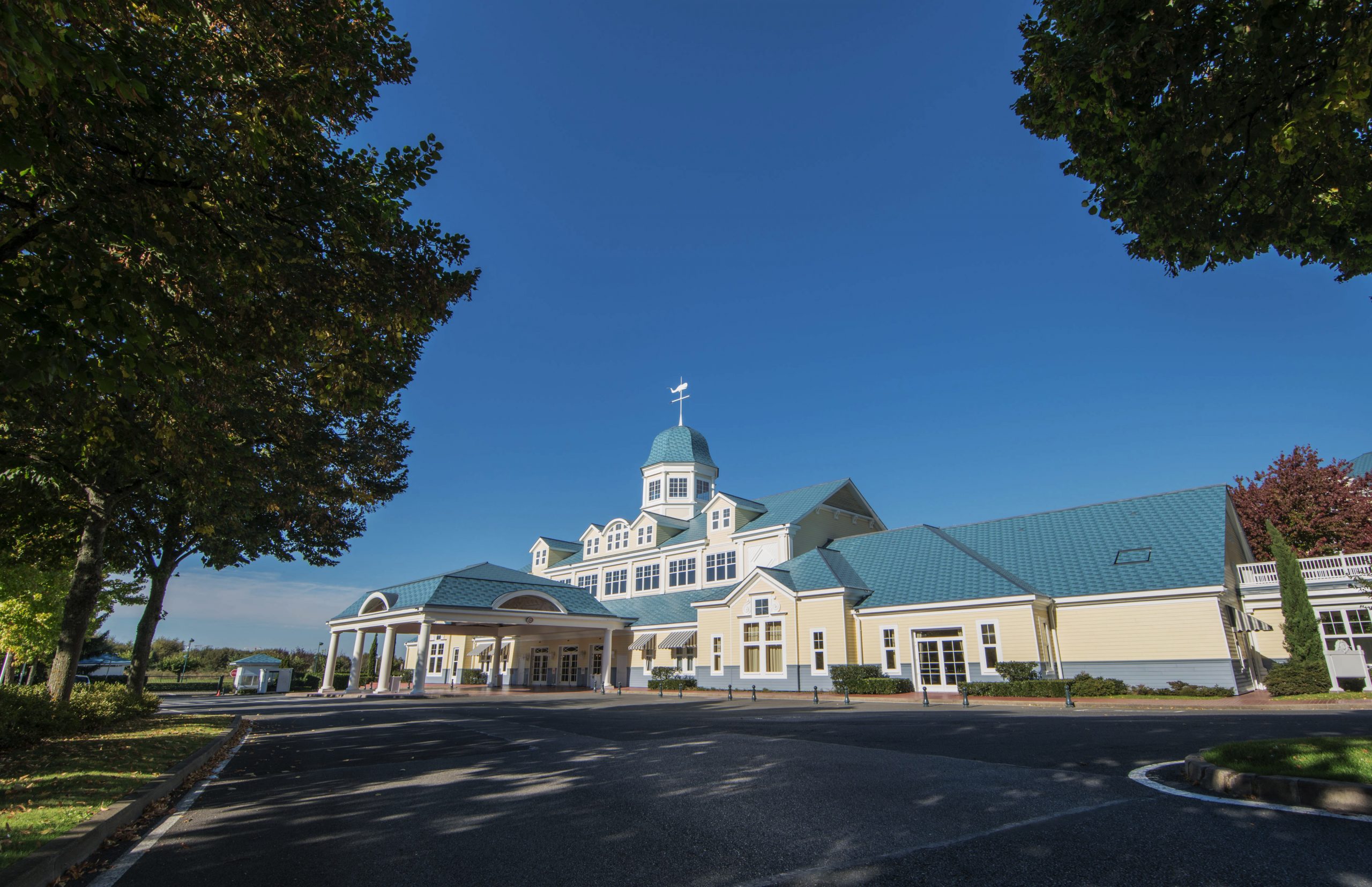 Disneyland Paris met à disposition un espace pour assister la Préfecture de Seine-et-Marne, les sapeurs-pompiers et les autorités sanitaires dans l’effort de vaccination