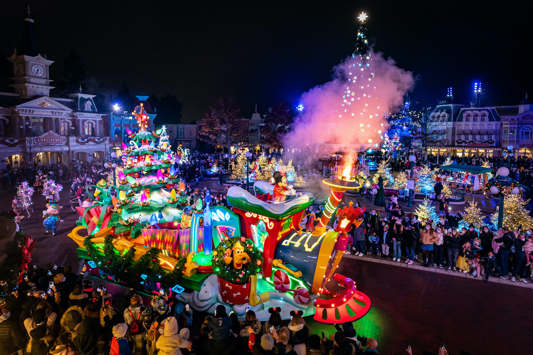 Découvrez le travail de Tiphaine, assistante-scénographe sur la toute nouvelle production Mickey et sa Parade Étincelante de Noël