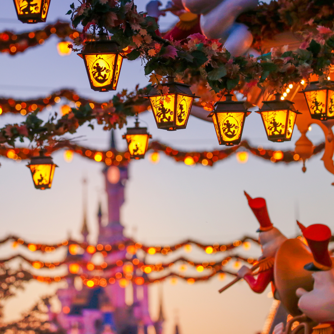 FRISSONS ET FÉERIES : LES SAISONS D’HALLOWEEN ET DE NOËL REVIENNENT À DISNEYLAND® PARIS !