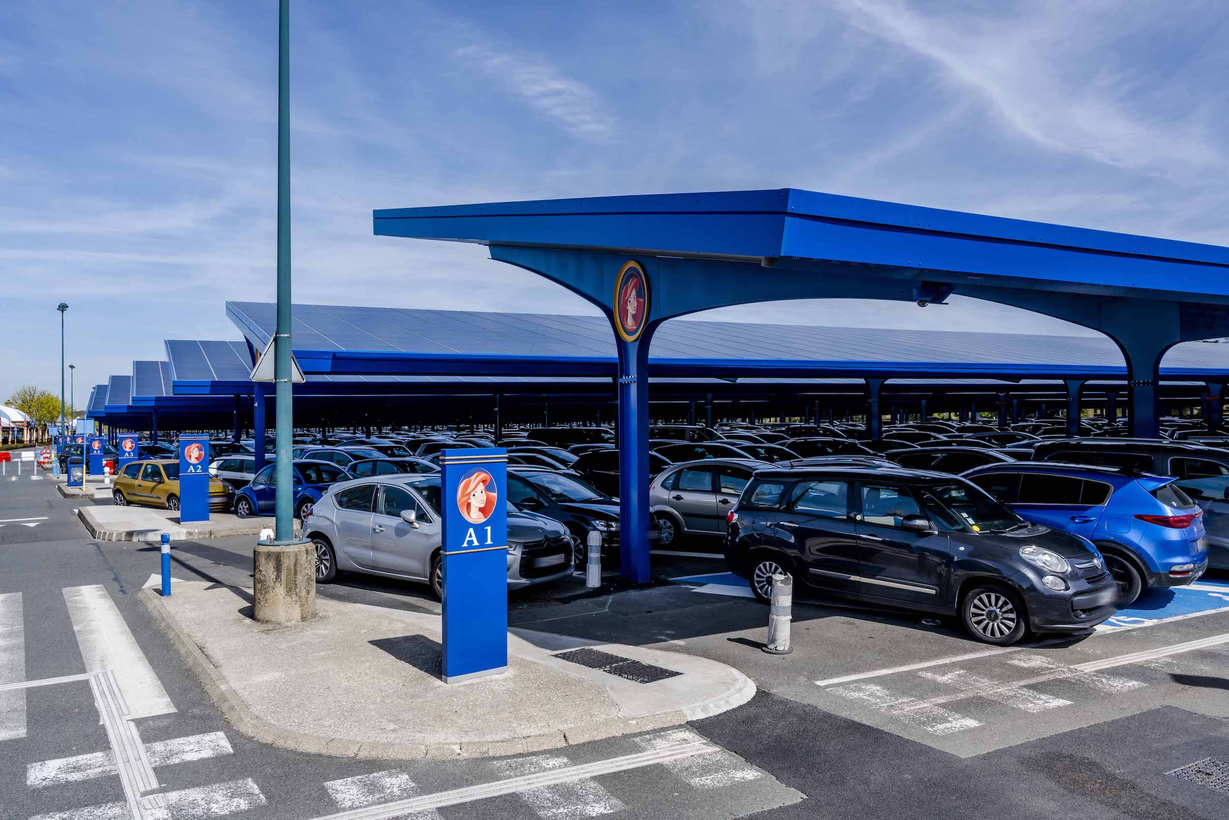 Disneyland Paris annonce la mise en service de la premiere tranche de sa centrale en ombrières photovoltaïques