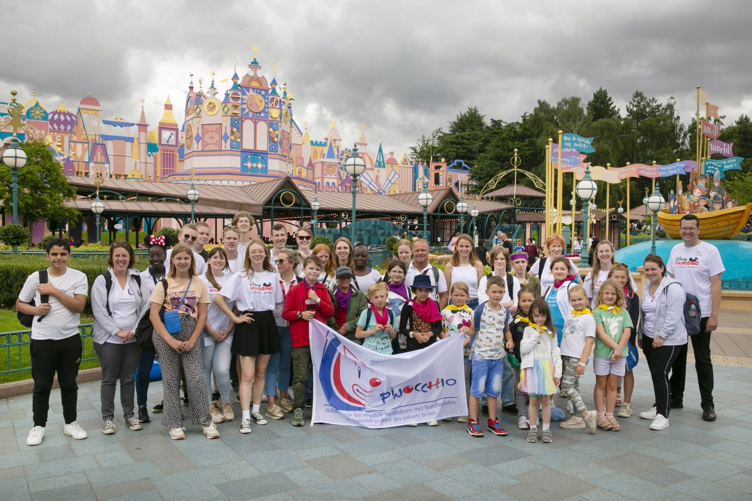ENFANTS ET JEUNES ATTEINTS DE BRÛLURES PASSENT UNE JOURNÉE MAGIQUE À DISNEYLAND PARIS