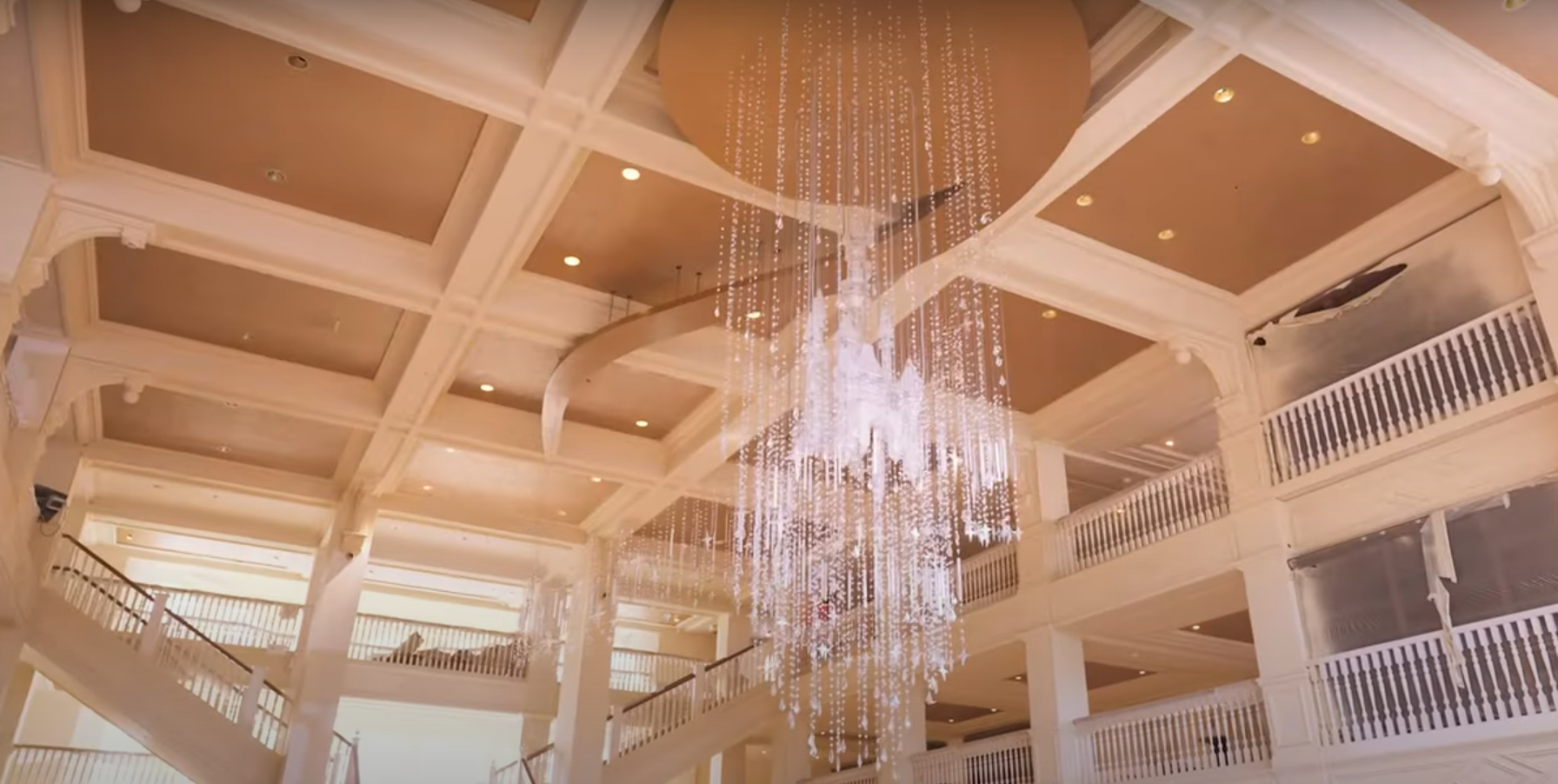 Dans les coulisses de la ré-imagination du Disneyland Hotel !